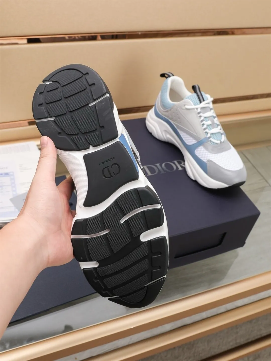 Men's shoes 💰P460💰【Dior】Dior✨ is online at the same time👏 This casual sneaker is a new product in the series and continues Di*r's classic style. The upper is made of original mesh and cow leather, with a two-color textured outsole, and the brand's iconic details on the rear collar and heel to enhance the style. Fashionable and versatile. Wear it with jeans or slacks for a casual look. Size: 38-44 (45 customized)